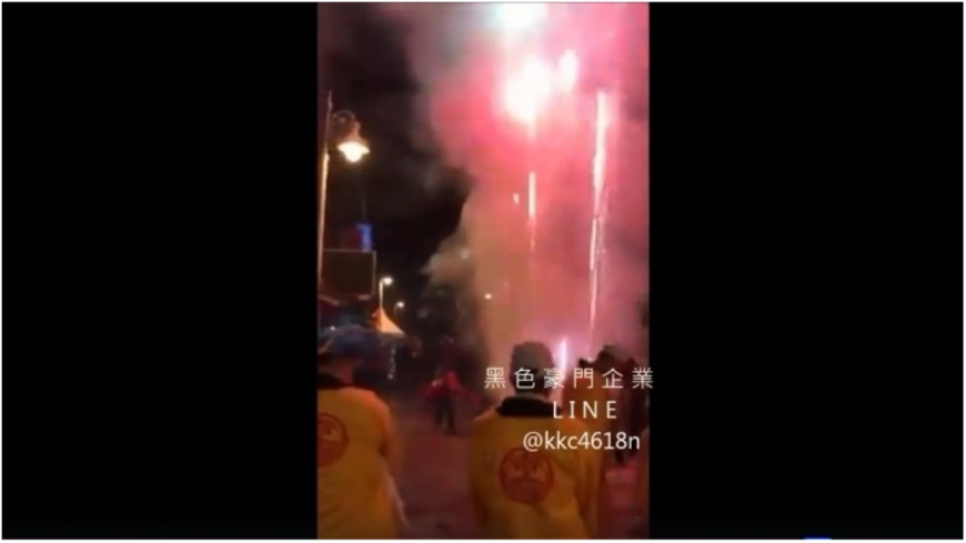 失火了!沖天炮衝進民宅 宮廟遶境「火燒厝」