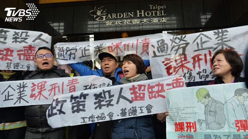 不滿賴揆會見工商界 勞團丟饅頭抗議