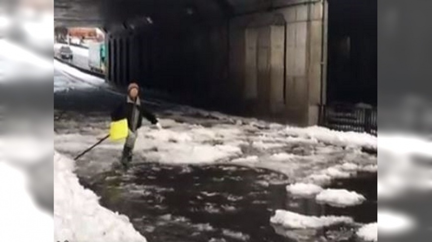 雪融積水成災 北海道札幌街頭交通大亂