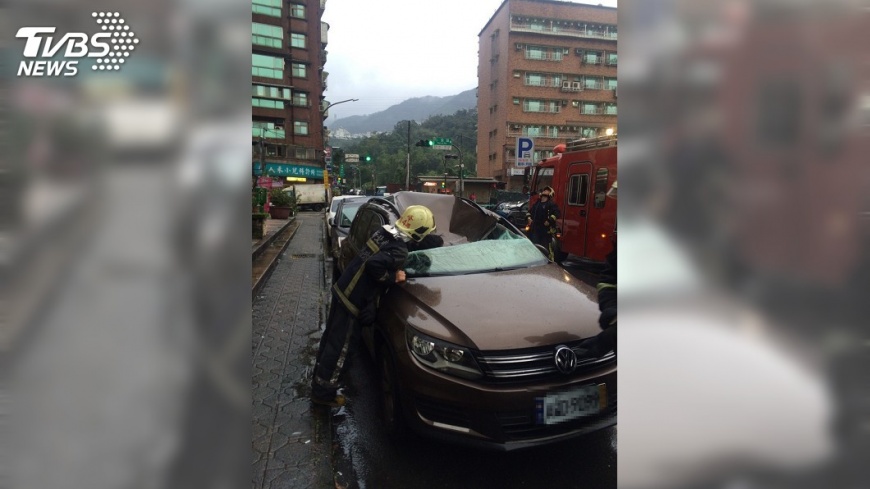 快訊/20歲男五樓墜落! 摔至車頂全身割傷