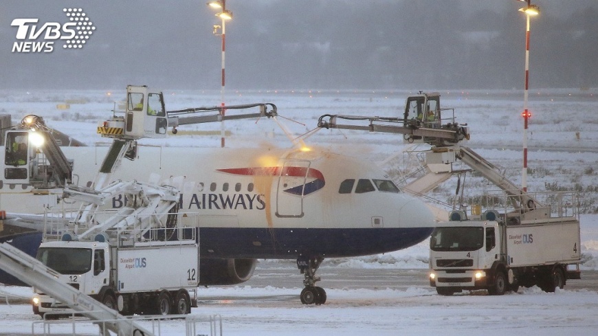 比、荷降雪航班亂 旅客睡行軍床機場過夜