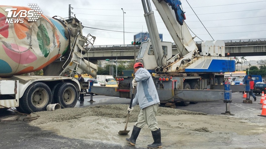 內壢交流道下混凝土車翻覆 水泥落一地