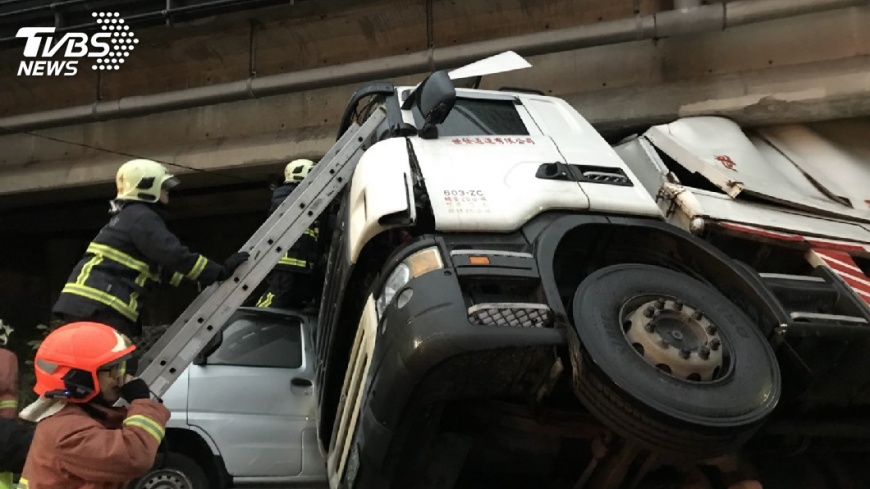 快訊/貨車翻車!2患者意識清醒 警消忙救援