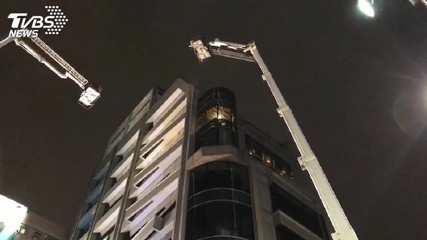 快訊/北市忠孝東路高樓酒吧竄濃煙 警消搶救中
