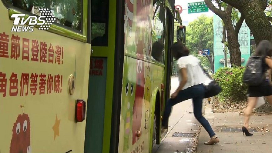 中年上大學!她刷學生證遭「秒驗票」 司機嗆:查妳剛好