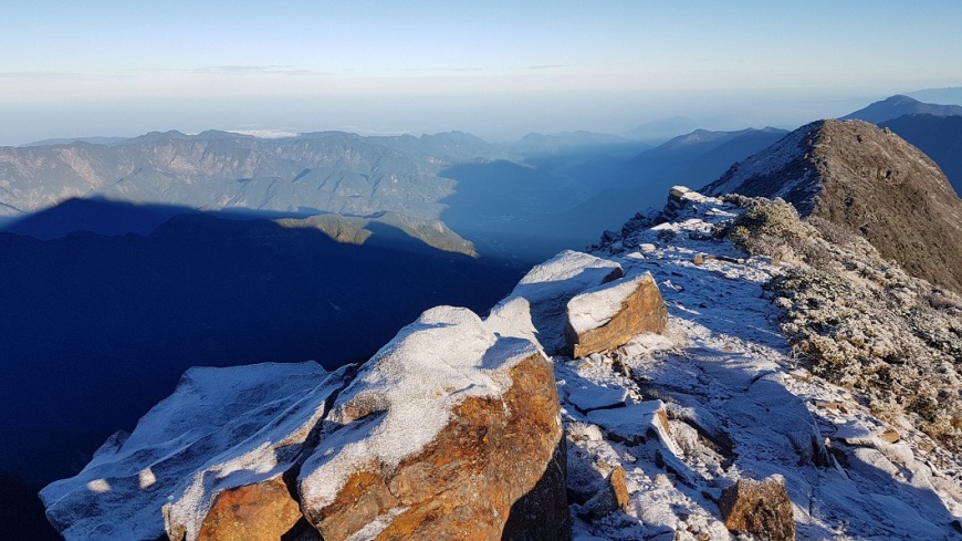 玉山又白頭!今晨降雪積雪0.5公分。氣象局提供
