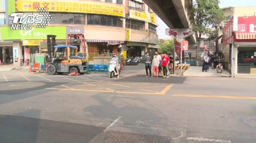 雲林一名男子因違規穿越馬路被騎士撞上導致身亡，家屬向騎士求償1100萬元。(示意圖，非當事人／TVBS)
