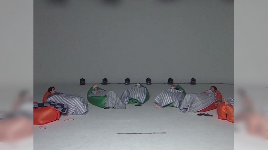 節目安排「睡覺」 防彈少年團熟睡到摔倒