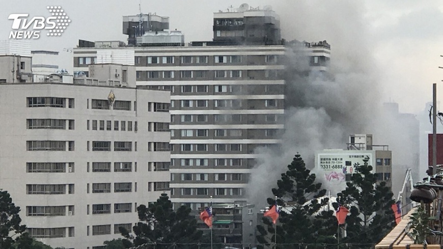 和平醫院旁民宅起火 警消出動64人灌救