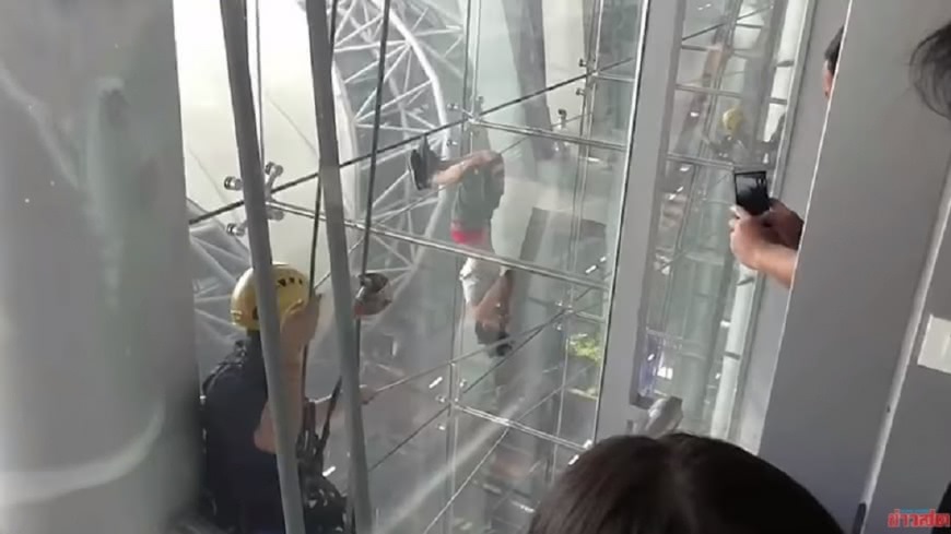 女玩命倒掛鋼柱2小時 體力不支從20公尺高墜落
