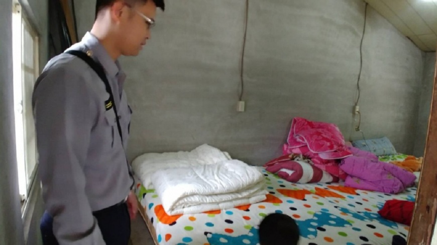 祖孫擠陋屋!寒夜打通鋪躺冰地 「愛心床墊」讓姊妹笑了