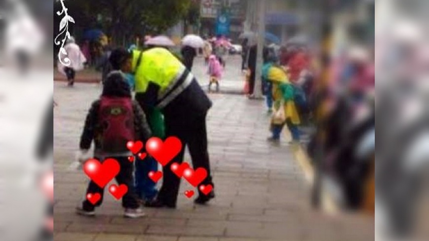 等等!學童冒雨上學被攔…警蹲地這舉動暖到發燙