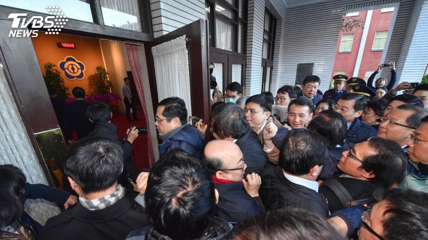 水利會改制付委 藍綠立委搶入議場小衝突