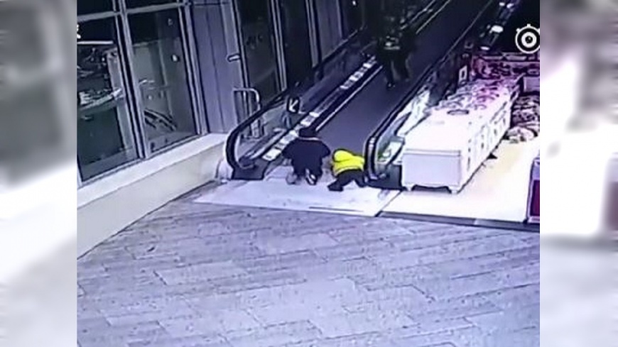 3歲童逆向跑上扶梯 手指瞬間夾斷找不到