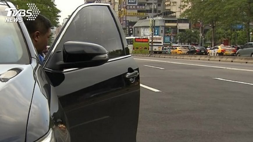 代價569萬！駕駛「突開車門」害騎士摔癱