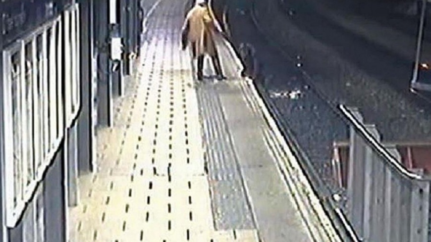 酒醉生死一瞬間! 英鐵路公司公布驚險影片