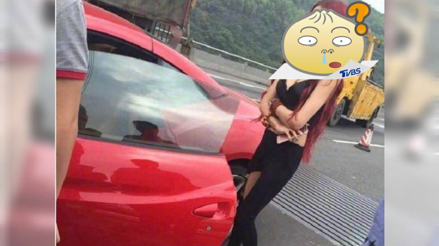 不爽愛車被撞 超正「法拉利妹」下車瞬間氣消