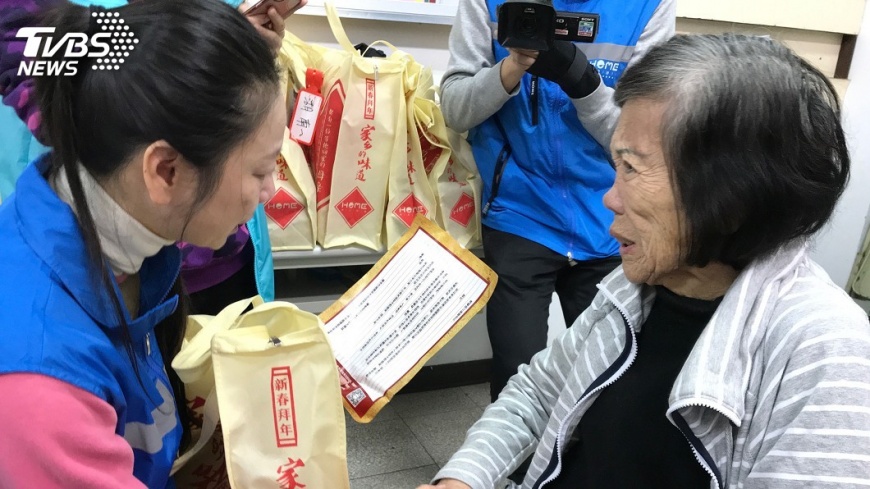 離家一甲子 孫奶奶獲故鄉物老淚縱橫