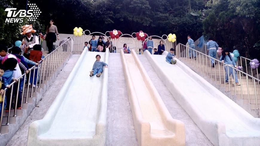三峽懷舊磨石子溜滑梯　遛小孩好去處