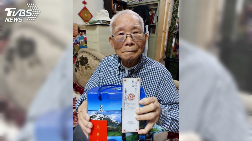 馬英九探視黃金島 笑稱兩人是兩隻老虎
