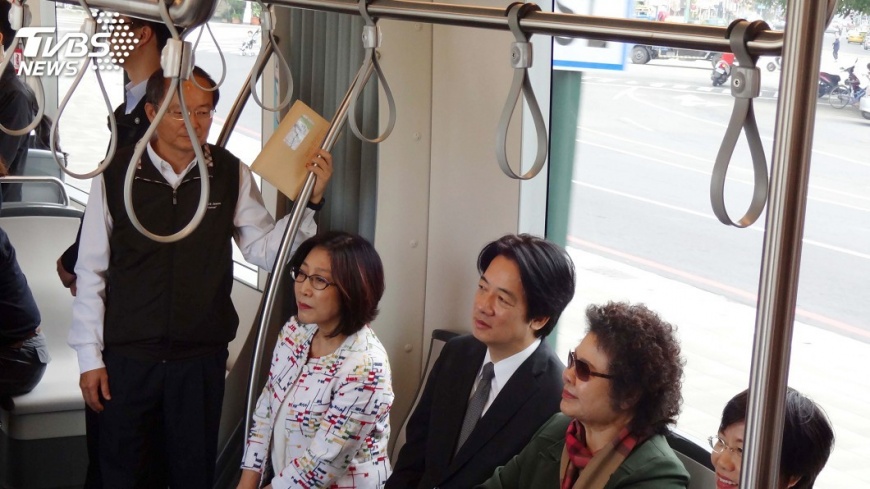 搭輕軌 賴揆:支持高雄發展義不容辭