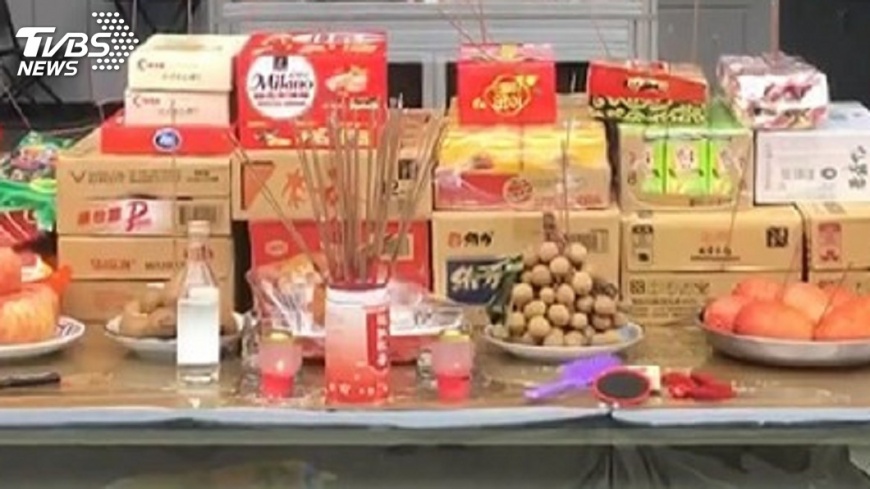 婆家拜拜飲料戳洞插香 她怒:這樣才有誠意?