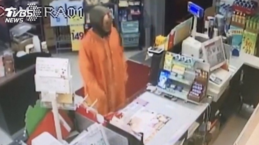 戴鋼鐵人面具搶超商 警20小時後逮到人