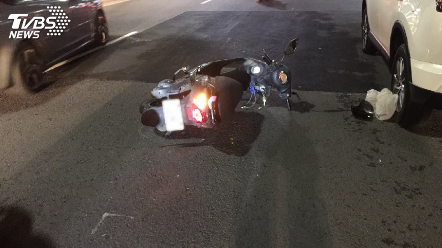 快訊/違規穿越安全島 行人被機車、汽車連撞亡