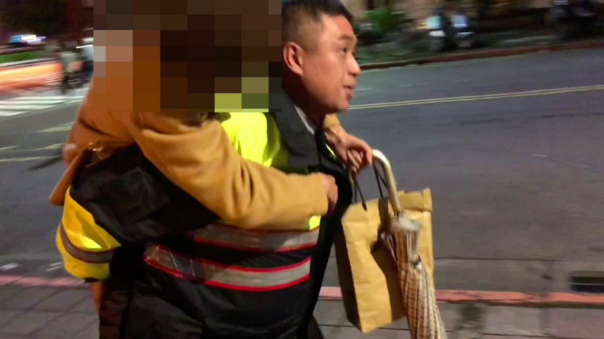 8旬失智婦路上發抖 暖警忍14度低溫背她回派出所