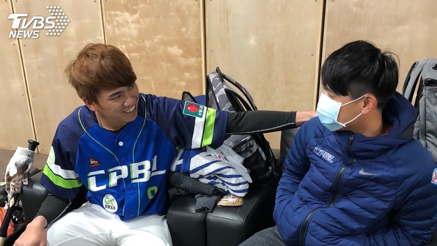 吳東融頭部觸身球歸隊 　王威晨溫暖拍拍