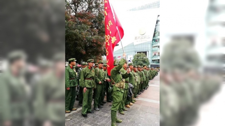 《芳華》上映 昆明老兵全副軍裝舉紅旗進場