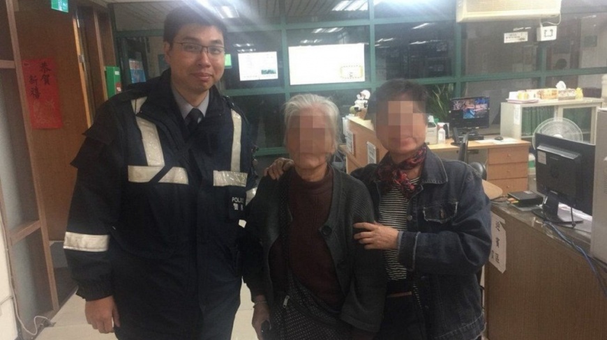 不可能丟下妳!阿嬤迷途走上國道 交警救援護送