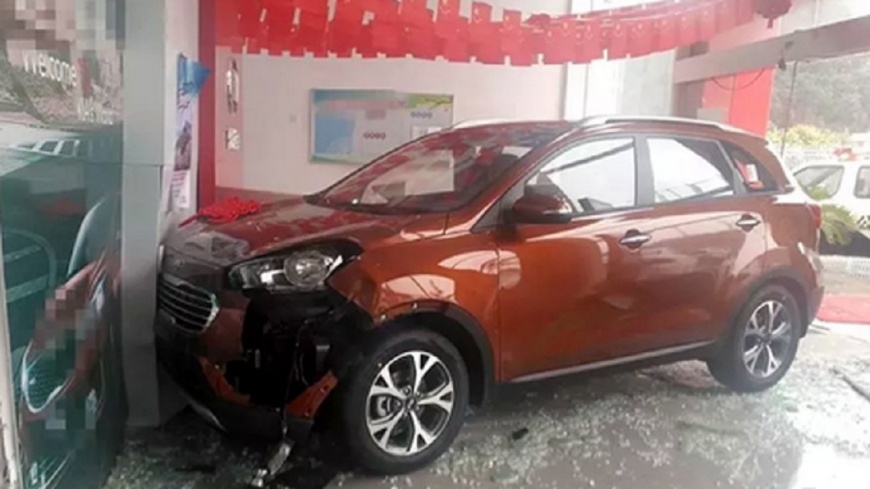 「踩成油門」女子撞毀展售中心 新車GG了