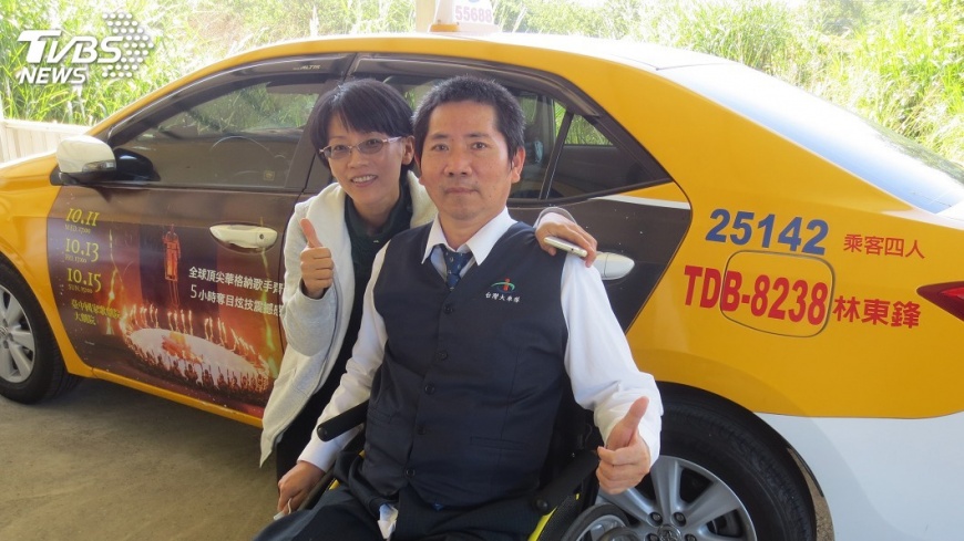 運將「用手開車」仍不服輸 半癱吊尿袋開計程車