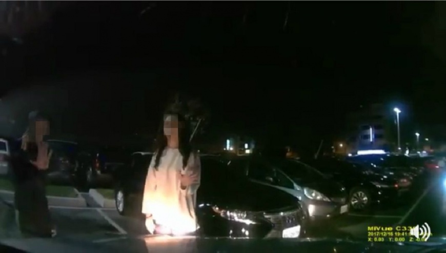 就是不讓!人肉佔位嗆這句 車主氣到下車理論
