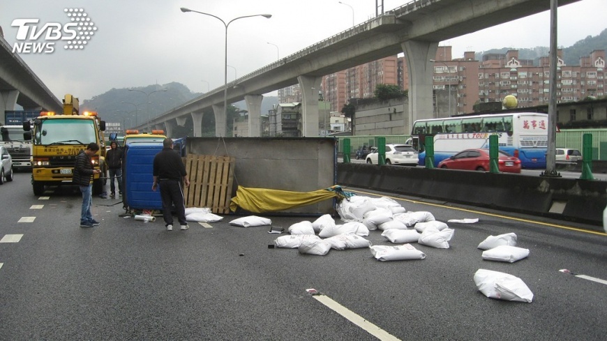 小客車疑錯過交流道停等 後車失控翻車