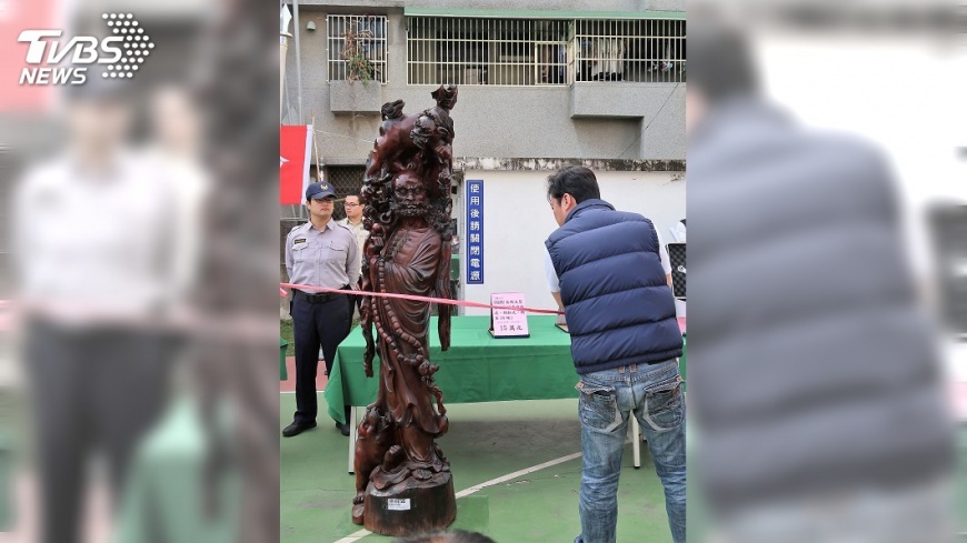 屏檢拍賣紅豆杉達摩像 120萬元沒人標