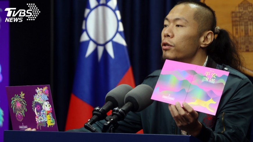 府賀卡設計師拖鞋現身 曾懷疑為何找他?