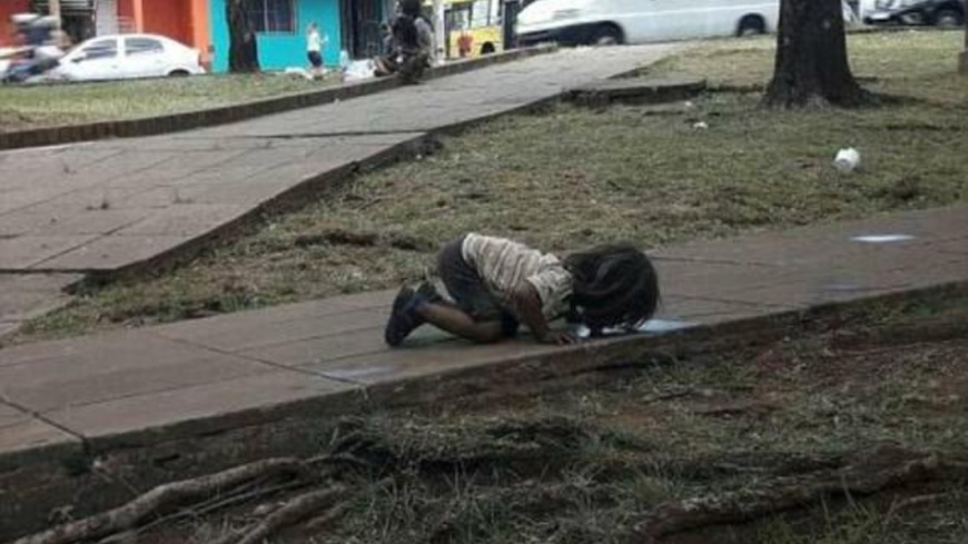 震撼…沒錢買水 女童當街跪地舔髒水坑解渴