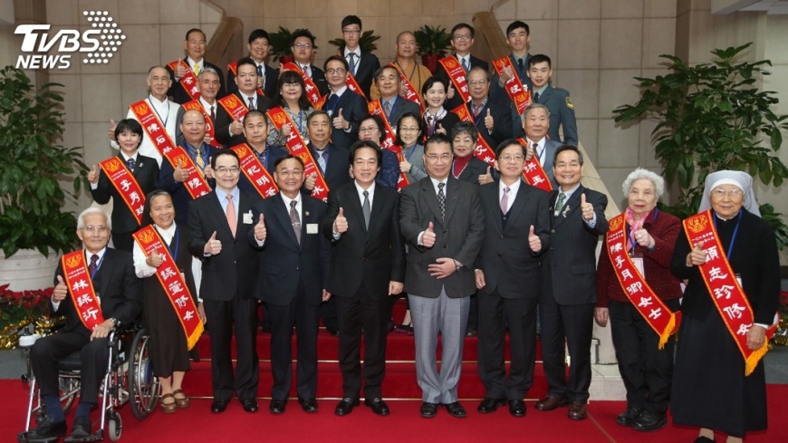 賴揆接見好人好事代表 讚台灣愛心滿滿