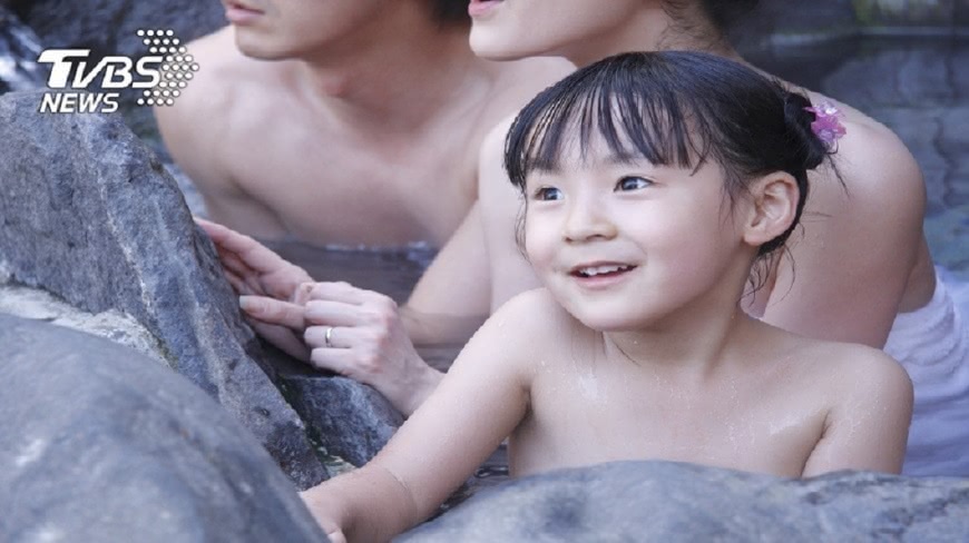 把他當變態?妻下「禁令」拒夫幫女兒洗澡