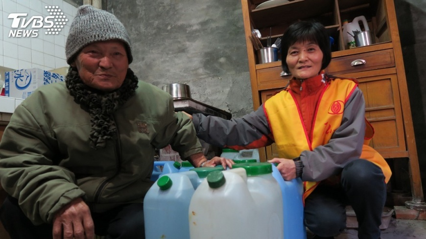 志工持續6年騎車載水 讓獨居長者有水喝