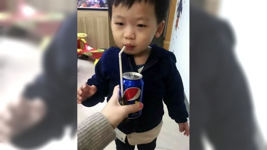 媽媽老江湖! 男童傻傻上鉤爽喝「可樂」
