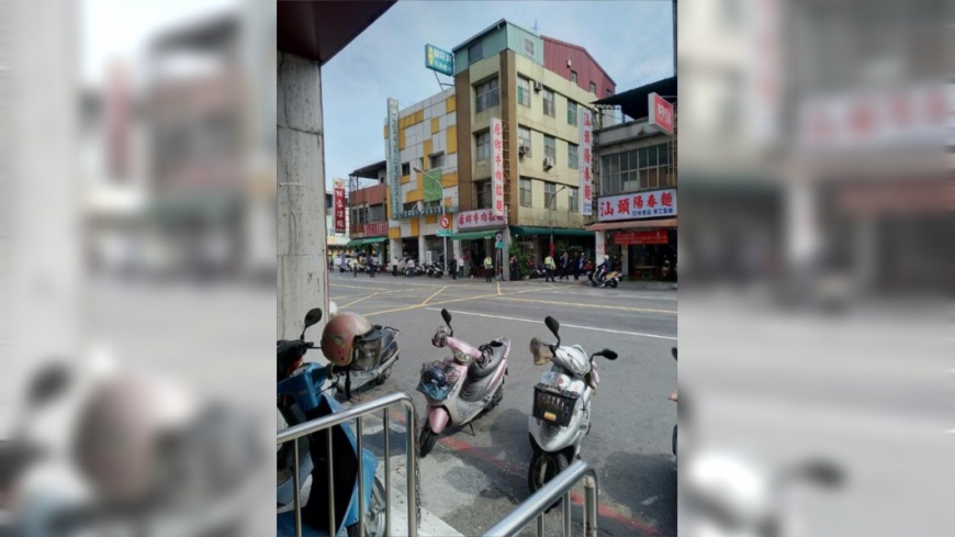 有網友透露,馬英九用餐的麵店附近全遭淨空。圖/翻攝王丹臉書