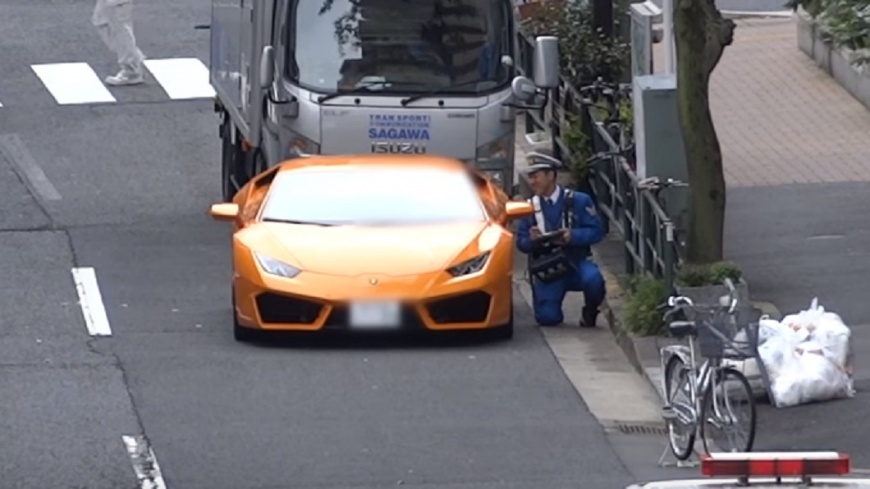 單車尬贏藍寶堅尼!巡警爽笑開單 網驚:真人兩津