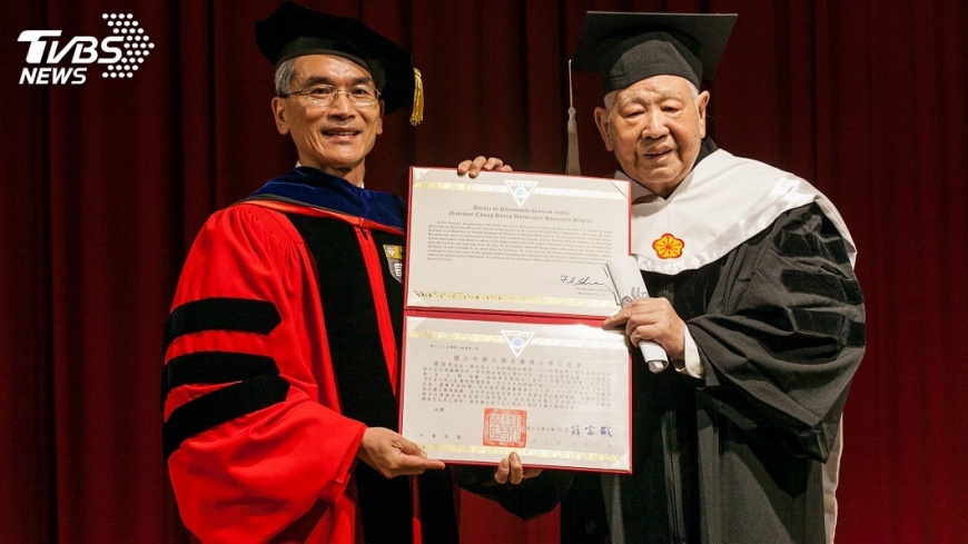 「追求詩歌藝術的價值」　詩人洛夫獲頒名譽文學博士