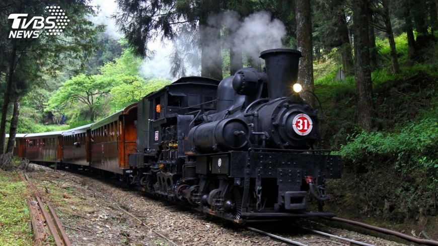 阿里山森鐵105歲 蒸汽車頭行駛遊樂區