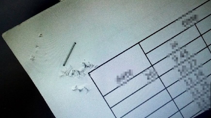 智能障礙兒不小心將紙張弄破,被顧客大罵「白痴」。圖翻攝自/靠北奧客