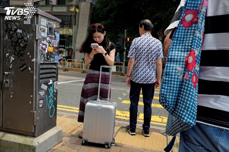 你也邊走邊滑手機?低頭男摔5公尺土牆終身癱瘓