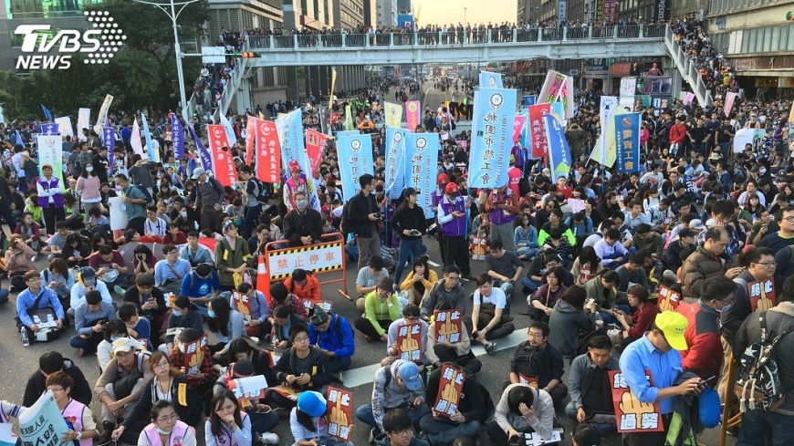 勞團遊行逾時未解散　零星推擠衝政院